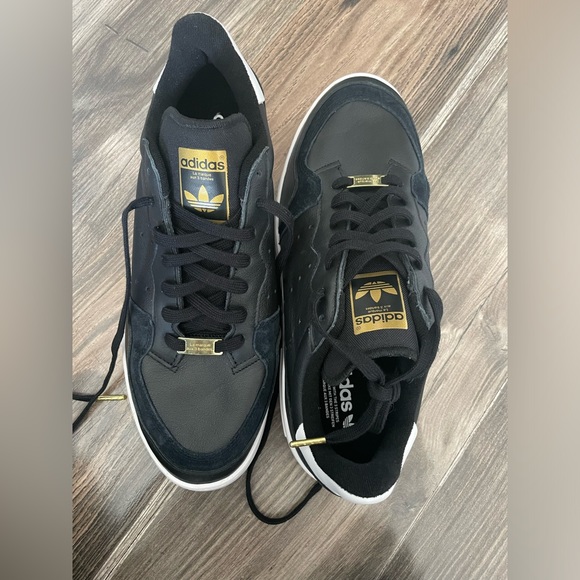 Adidas Black/gold limited edition Supercourt - Picture 3 of 3